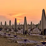 Enjoy The Sun From The Terrace Of Our דירה